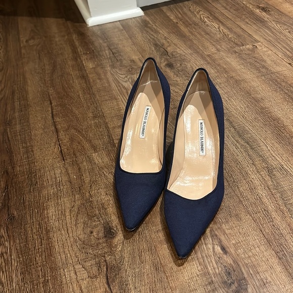 EUC Classic Manolo Blahnik  Navy Pumps Stiletto Heels - Picture 1 of 6